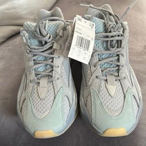 Yeezy Boost 700 V2 men’s US size 9-NWT